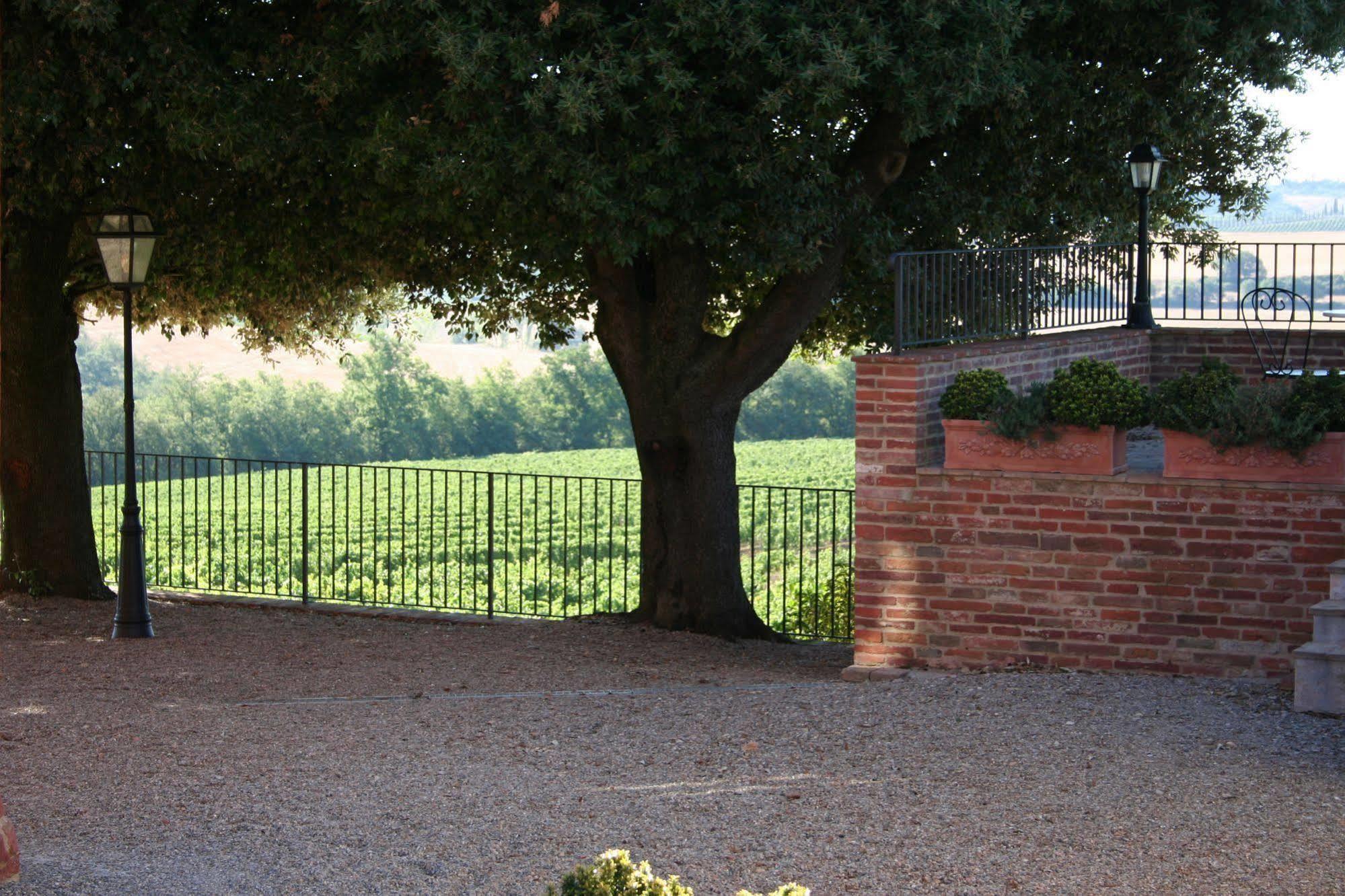 Agriturismo Terra Rossa Valiano Luaran gambar